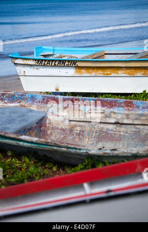 Lebhaft bunte Fischerboote säumen die Ufer in Mazatlan, Sinaloa, Mexiko. Stockfoto