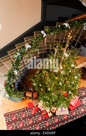 Birdseye-Ansicht der Weihnachtsbaum im Eingangsbereich mit 20C KELIM Stockfoto