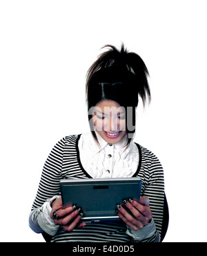 Japanische Frau ihr tragbares Gerät zu genießen. Sie kommt aus dem japanischen und war 23 Jahre alt zum Zeitpunkt der Dreharbeiten. Stockfoto