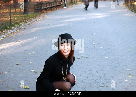 Model Posen im Park. Sie war 23 zur Zeit schießen und japanischer Herkunft. Stockfoto