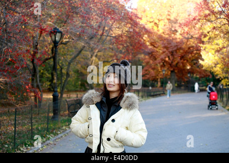 Model Posen im Park. Sie war 23 zur Zeit schießen und japanischer Herkunft. Stockfoto
