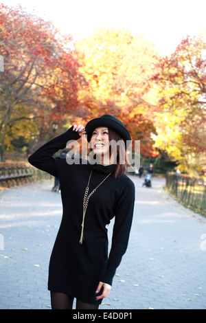 Model Posen im Park. Sie war 23 zur Zeit schießen und japanischer Herkunft. Stockfoto
