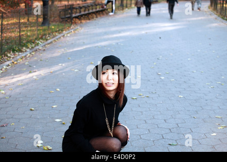 Model Posen im Park. Sie war 23 zur Zeit schießen und japanischer Herkunft. Stockfoto