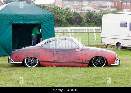 VW Karmann Ghia parkte neben einem Zelt in einem Feld Stockfoto