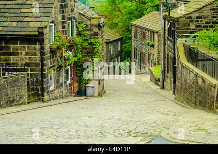 Die gepflasterten Hauptstraße in Heptonstall, West Yorkshire Stockfoto