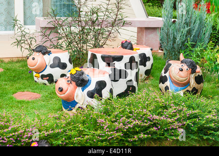 Kuh geformt Beton Tisch und Stühlen. Stockfoto