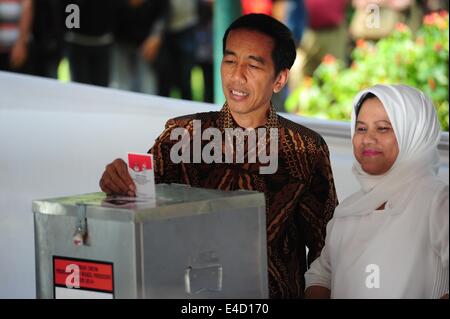 Jakarta, Indonesien. 9. Juli 2014. Präsidentschaftskandidat für die indonesische demokratische Partei des Kampfes (PDI-P) Joko Widodo (L) wirft seinen Stimmzettel in einem Wahllokal in Jakarta, Indonesien, 9. Juli 2014. Indonesien statt Präsidentenwahl am Mittwoch. Bildnachweis: Zulkarnain/Xinhua/Alamy Live-Nachrichten Stockfoto