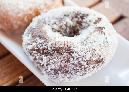 Schoko-Kokos-Donut auf weißen Teller, stock Foto Nahaufnahme Stockfoto