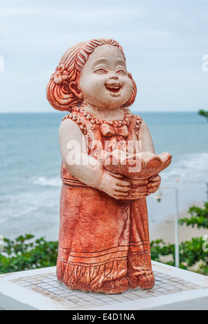 Backen Sie Clay Puppe Tablett halten. Stockfoto