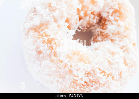 Stück von Vanille Kokos Donut enge, stock Foto Stockfoto