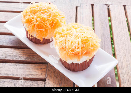 Gold-Ei Eigelb Thread Kuchen auf weiße Schale, Fotoarchiv Stockfoto