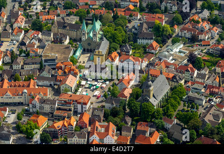 Luftbild, Wallfahrtsbasilika, Neo-romantische Saalkirche mit grünen Spitzen, Kirche St. Walburga Werl Stockfoto