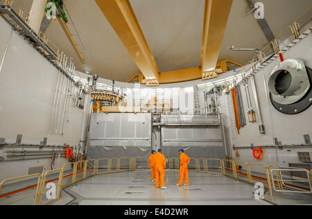 Ingenieure unter dem Reaktor Kuppel im Emsland Atomkraftwerk von der RWE Power AG, Lingen, Niedersachsen, Deutschland Stockfoto