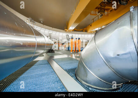 Ingenieure unter dem Reaktor Kuppel im Emsland Atomkraftwerk von der RWE Power AG, Lingen, Niedersachsen, Deutschland Stockfoto