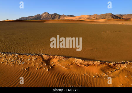 Westlichen Böschung des Tadrart plateau, Nationalpark Tassili n ' Ajjer, UNESCO-Weltkulturerbe, die Wüste Sahara, Algerien Stockfoto