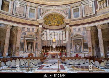 Pantheon, Innenraum mit Altar, Rom, Latium, Italien Stockfoto