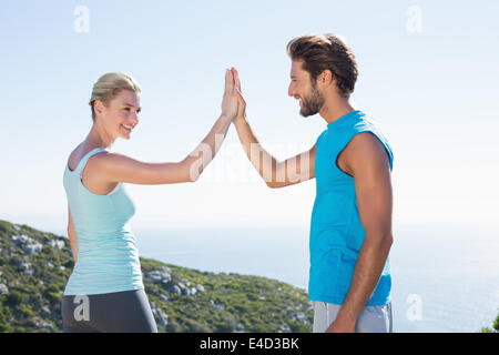 Paar stehende hohe Fiving passen Stockfoto