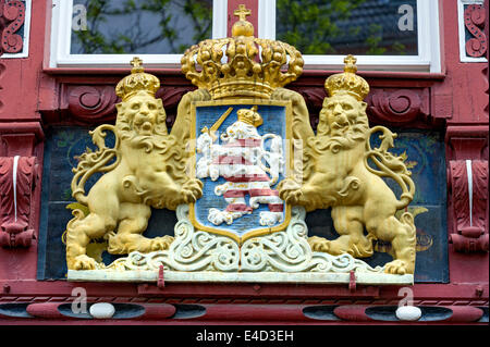 Gusseisen Wappen von Hessen, unterstützt von zwei Löwen, Fachwerkhaus, Marburg Töpfer Haus, Altstadt, Marburg Stockfoto