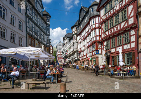 Straßenszene, Fachwerkhäuser am Marktplatz, Altstadt, Marburg, Hessen, Deutschland Stockfoto