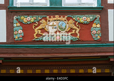 Holzschnitzereien auf den Rahmen des Fachwerkhauses das ehemalige Gasthaus "Zum Goldenen Löwen", Butzbach, Hessen, Deutschland Stockfoto