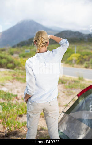 Attraktive blonde tatenlos Zelt Blick auf Berge Stockfoto