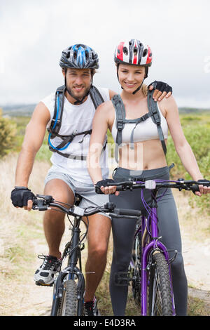 Fit paar Radfahren auf Bergweg Stockfoto