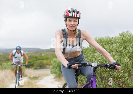 Fit paar Radfahren auf Bergweg Stockfoto