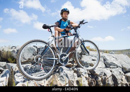 Fit Radfahrer eine Pause auf felsigen Gipfel Stockfoto