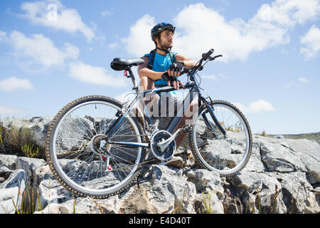 Fit Radfahrer eine Pause auf felsigen Gipfel Stockfoto