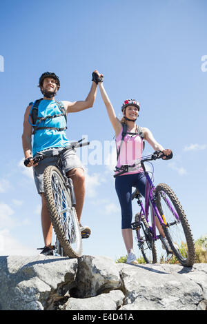 Passen Sie Radfahrer paar gerne den Gipfel erreicht haben Stockfoto