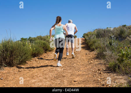 Fit paar angerannt Bergweg Stockfoto