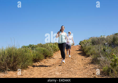 Fit paar Bergpfad hinab laufen Stockfoto