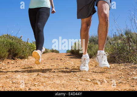 Fit paar Bergpfad hinab laufen Stockfoto