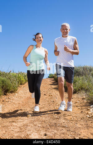 Fit paar Bergpfad hinab laufen Stockfoto