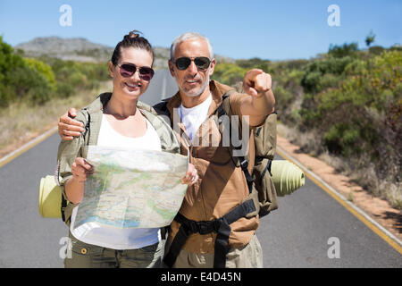 Wandern-paar auf der Suche auf Karte unterwegs Stockfoto