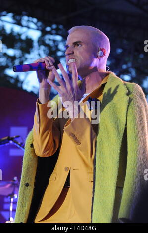 New York, New York, USA. 7. Juli 2014. Sänger TYLER GLENN von "Neon Trees", die live im Konzert im Central Park. © Jeffrey Geller/ZUMA Wire/ZUMAPRESS.com/Alamy Live-Nachrichten Stockfoto