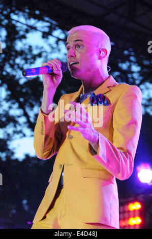 New York, New York, USA. 7. Juli 2014. Sänger TYLER GLENN von "Neon Trees", die live im Konzert im Central Park. © Jeffrey Geller/ZUMA Wire/ZUMAPRESS.com/Alamy Live-Nachrichten Stockfoto
