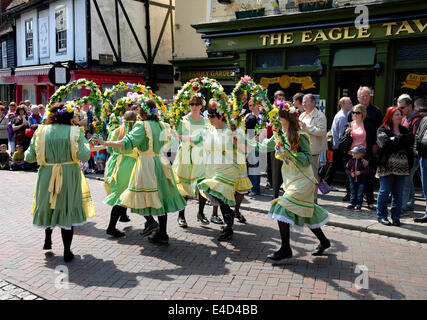 Des Bischofs Gundulf Morris beim fegt Festival, Rochester, Kent, 5. Mai 2014. Traditionelles fest, im Jahr 1981 wiederbelebt. Stockfoto