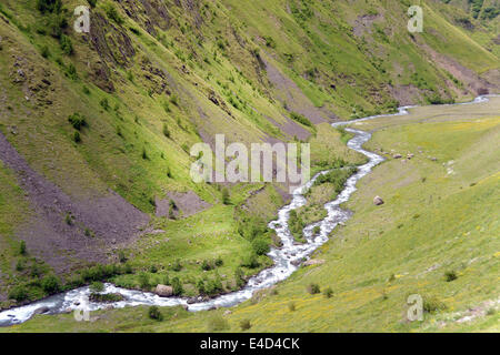 Sno Fluss in sno Tal, zwischen Sno und Jutta, in der Nähe von stepantsminda, kasbegi Region, hohen Kaukasus, Georgien Stockfoto