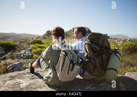 Wandern paar sitzt auf Berglandschaft Stockfoto