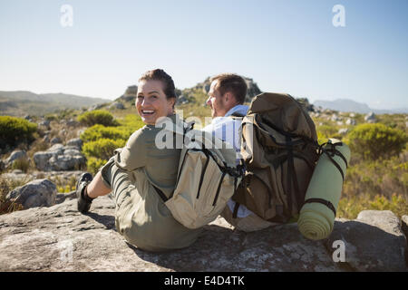 Wandern paar sitzt auf Berglandschaft Stockfoto