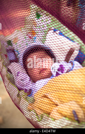 Kambodschanische Baby schläft im Netz Hängematte Angkor-Tempel-Komplex, Angkor Wat, Siem Reap, Kambodscha. Stockfoto