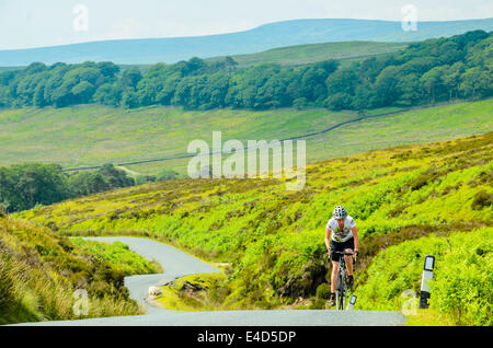 Weibliche Radfahrer Klettern die Westseite der Trog Bowland im Wald von Bowland Lancashire Stockfoto