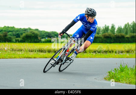 Radfahrer, die Rennen im Criterium Event auf dedizierten Zyklus Circuit im York Sport Dorf York Yorkshire Stockfoto