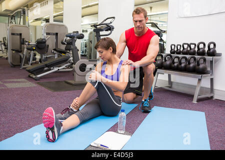 Personaltrainer Kunden Tuchfühlung auf Matte Stockfoto