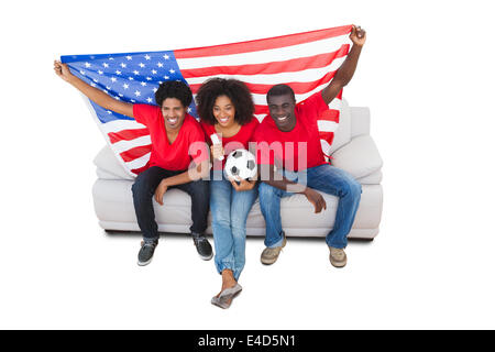 US-amerikanischer American-Football-Fans in rot auf dem sofa Stockfoto