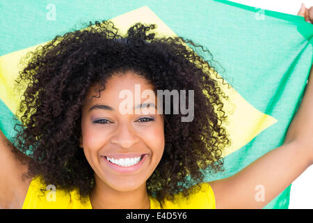 Hübsches Mädchen in gelben Tshirt brasilianische Flagge lächelnd in die Kamera Stockfoto