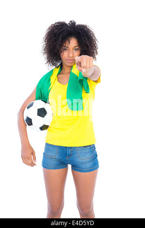 Hübsche Fußballfan brasilianische Flagge zeigt auf Kamera Stockfoto