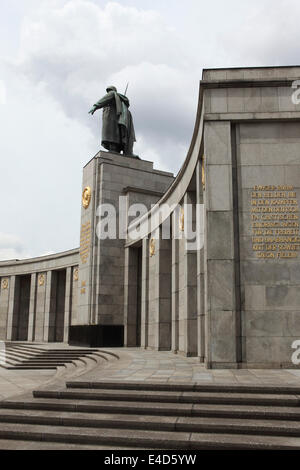 Sowjetische Ehrenmal auf der Straße des 17. Junis in Berlin, Deutschland. Stockfoto