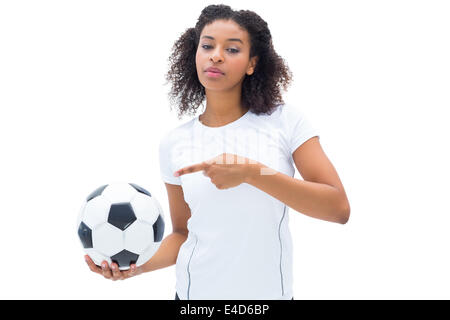 Hübsche Fußballfan in weißen Ball halten und darauf Stockfoto